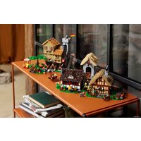 LEGO Icons 10332 Средневековая городская площадь Image #15