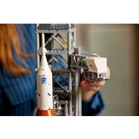 LEGO Icons 10341 Космическая пусковая система NASA Artemis Image #12